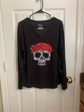 No Boundaries Black V-Neck Graphic Tee with Floral Skull Accent